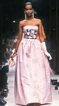 Claudia Schiffer, Runway Dresses, Dress Rental, Streetwear Fashion Women, Naomi Campbell, Kate Moss, Mode Vintage