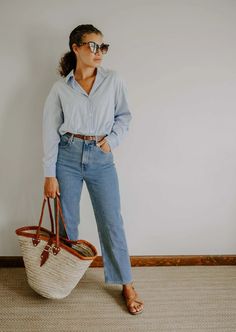 Button Down Summer Outfit, Brown Sandals Outfit, Light Blue Shirt Outfit, Brown Belt Outfit, Linen Button Down Shirt Women, Outfits With Wide Leg Jeans, Linen Shirt Outfit Women, Recreating Pinterest Outfits, Linen Shirt Outfit