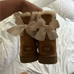 Size 9 Uggs With Bows Never Worn Uggs With Bows Mini, Cute Uggs Boots, Ugg With Bows, Uggs With Bows On The Back, Uggs Bow, Cute Ugg Boots, Uggs Fashion, Uggs Aesthetic, Uggs Mini