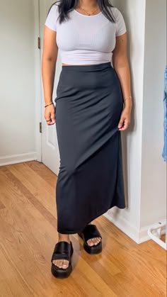 Long Skirt Outfits Curvy, Long Black Skirt Outfit Plus Size, Midsize Long Skirt Outfit, Long Skirt Outfits For Summer Plus Size, Hourglass Plus Size Outfits, Long Skirt Outfits Midsize, Long Black Skirt Outfit, Black Skirt Outfit, Looks Com Short