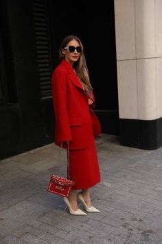 Christmas Outfits Aesthetic, Red Coat Outfit, Layering Street Style, Red Blazer Outfit, Silk Dresses Outfit, Fashion Gone Rouge, Christmas Outfit Ideas, Trendy Christmas Outfits, Event Outfit