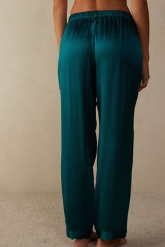 Silk satin pajama pants featuring a covered stretch waistband and contrast trim. The model is 179 cm tall. Silk Trousers For Loungewear, Silk Long Pants For Loungewear, Green Sleep Bottoms With Elastic Waistband, Silk Bottoms For Work, Silk High-waisted Bottoms With Elastic Waistband, High-waisted Silk Bottoms With Elastic Waistband, High-waisted Silk Pants With Elastic Waistband, Silk High-waisted Pants With Elastic Waistband, Silk Loungewear Pants