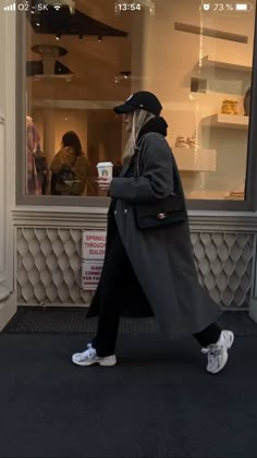 Black Hoodie Street Style, City Exploring Outfit, Winter Coats Women 2023, Black Trench Coat Street Style, Black Long Coat For Streetwear, Black Winter Streetwear Hoodie, Oversized Black Coat Street Style, Black Cap Outfit, Stylish Winter Outfits