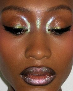 Metalic Make Up Aesthetic, Shimmer Makeup For Brown Eyes, Duochrome Eyeshadow Looks, Pink And Brown Makeup, Makeup Looks On Black Women, New Year Makeup Looks, New Year Makeup Ideas, New Years Makeup Ideas, Makeup New Year