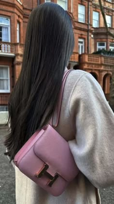 style, old money style, classy outfit, winter outfit, outfit ideas Pink Bags Outfit, Jeans Coat, Kensington And Chelsea, London Look, Super Rich Kids, Bag Outfit, Tips For Women, Coat Winter