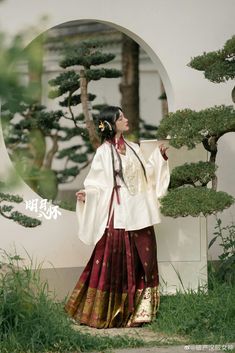 Hanfu Casual, Casual Hanfu, Chinese New Year Outfit, Chinese Hair Accessories, Traditional Dresses Designs, Old Fashion Dresses, New Years Outfit, Chinese Hairstyle