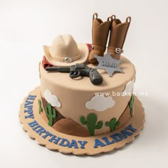 ¿Quién viste siempre de botas y sombrero? Definitivamente se va a sorprender en su cumpleaños con un pastel personalizado del tema que más le gusta !! Este pastel de Sherif hará que los fans de las películas de Vaqueros se vuelvan locos !! Pide el tuyo! Llámanos ! 3311001733 Cowboy Boot Cake Ideas, Cowboys Cake Ideas, Cowboy Cake For Men, Cowboy Cake Ideas, Cowboy Cakes For Boys, Western Cakes Birthday, Cowboy Theme Cake, Country Birthday Cakes, Cowboy Birthday Cake