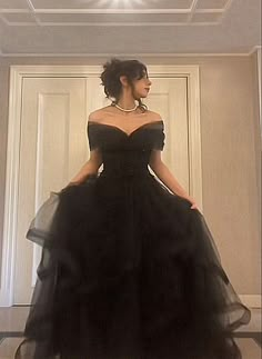 Royaltycore Dress, Tulle Prom Dress Black, Long Party Dress, Chique Outfits, Black Off Shoulder, Black Prom Dress, Prom Dress Inspiration, Black Prom, Pretty Prom Dresses