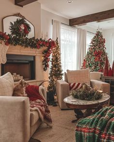 40 Best Christmas Living Room Decor Ideas - Home Soils Traditional Christmas Living Room, Warm Christmas Decor, Christmas Cafe, Christmas Decor Living Room, Christmas Living Room Decor Ideas, Fur Pillows, Christmas Living Room Decor, Living Room Christmas, White Fairy Lights