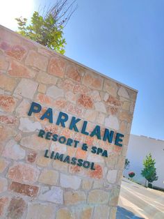 the parklane resort and spa sign is shown