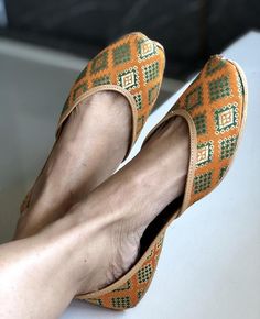 Timeless beauty is this orange brocade jutti to be clubbed with any outfit to get the stunning glaze.This subtle orange and green brocade jutti is a contemporary classic pair of juttis which is a perfect accompaniment to just about anything.*Ethnic Shoes/Women Flats/Handmade Indian Designer Women Shoes or Slippers/Royal shoes/traditional style WomenSPECIFICATIONS:•Upper/Panna -Orange and green brocade silk fabric base •Back/Adda - Orange and green brocade silk fabric base •Lining - Leather•Paddi Orange Wedding Shoes, Gold Bridal Shoes, Indian Shoes, Wedding Shoes Flats, Contemporary Classic, Orange Wedding, Brocade Fabric, Indian Design, Bridal Shoes