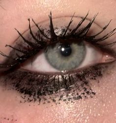 #grunge #grungemakeup #greeneyes #indiesleaze #trashy #trashymakeup Trashy Aesthetic Grunge, Smoky Grunge Makeup, Trashy Goth, Trashy Makeup Aesthetic, Trashy Core, Trashy Grunge, Messy Eye Makeup Grunge, Trashy Y2k Makeup, Trashy Emo