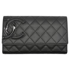 Erhöhen Sie Ihren Stil mit der Chanel Cambon Black and Pink Long Wallet, einem luxuriösen und zugleich praktischen Accessoire für die moderne Frau. Trotz einiger Abnutzungserscheinungen ist diese gebrauchte Lederbörse in gutem Zustand und verfügt über ein gut organisiertes Innenleben mit Fächern für Karten, einem Münzfach, einem Geldscheinfach und weiteren Taschen. Verleihen Sie Ihrem Outfit einen Hauch von Raffinesse mit diesem Vintage-Stück von Chanel. Inklusive: Staubbeutel, Authentifizierung Chanel Wallets, Chanel Cambon, Leather Waist Bag, Hermes Kelly Bag, Cartier Panthere, Slim Aarons, Bracelet Love, Luxury Wallet, Gio Ponti