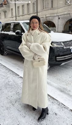 Long White Coat Outfit, Winter White Outfits For Women, White Coat Outfit, Euro Winter, Japan Winter, Elegant Classy Outfits, Estilo Hijab, New York Outfits