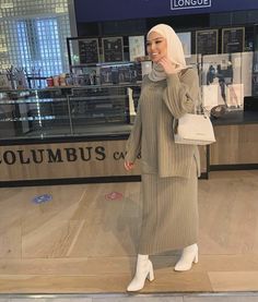 Modest Hijab Outfits Winter, Modest Winter Dress Outfit, Hijabi Fall Fashion, Hijab Style Winter Outfit Ideas, Outfit Ideas Winter Hijab, Abaya Winter Outfit, Muslim Winter Outfits, Outfit Hijab Winter, Winter Hijabi Outfits