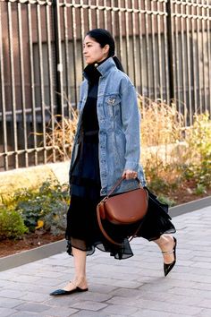 Vintage Dress Street Style, Denim Jacket French Style, French Couture Fashion Street Styles, Rock Feminine Outfits, Denim Jacket Work Outfit Classy, Size 12 Street Style, Summer In City Outfit, Black Dress And Jacket Outfit, Long Denim Jacket Outfit Women