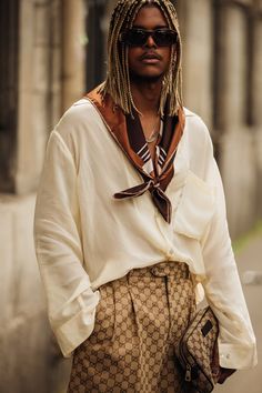 Outfit Foulard, Scarf Outfit Men, Mens Street Style Spring, Outfits Quotes, Paris Fashion Week Men