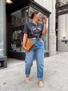 Curvy Couture: The Definitive Style Guide to Plus Size Outfits for 2024 Plus-koon Muoti, Mom Jeans Outfit, Plus Size Summer Outfits, Look Plus Size, Graphic Tee Outfits, Curvy Girl Outfits, Mode Inspo, Tee Outfit, Tshirt Outfits