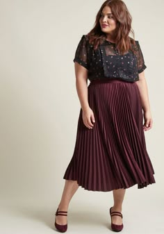 Plus Size Pleated Midi Skirt, Plus Size Apple Shape Outfits Winter, Black Pencil Skirt Outfit Casual, Plus Size Pleated Skirt, Plus Size Skirt, Plus Size Fall Outfit, Plus Size Fashion For Women, Plus Size Skirts, Curvy Girl Outfits