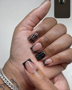 Black Aesthetic Nails Short, Short Nail Acrylic Square, Cute Short Square Nails Fall, Short Black Silver Nails, Easy Short Acrylic Nail Ideas, Black Short Set Nails, Short Set Nails Black Women, Short Nail With Design, Basic Nails With Design