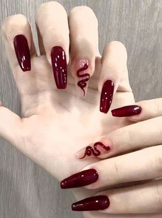 Découvrez notre vaste gamme de Obtenez Une Touche De Douceur Avec Un Kit De 24 Ongles Artificiels À Recouvrement Complet De Style Ballet Y2k, De Couleur Rouge Fard À Joues Avec Un Motif De Serpent Japonais Rétro Dégradé, Idéal Pour L'hiver chez SHEIN, partie de notre Faux ongles à coller Retours gratuits✓Livraison gratuite dès 39€ d'achat✓Plus de 500 nouveautés chaque jour✓ Red Nail Theory Nails, Nail Inspo Wine Red, Gel X Red Nails, Deep Red And Black Nails, Black Red Nail Art, Gel Nail Designs Red, February Nails Red, Blood Nails Design, Red Gothic Nails