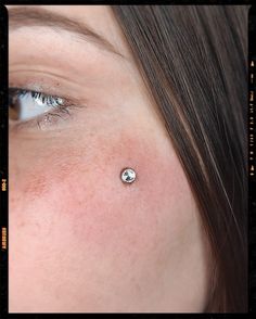 Microdermal Piercing - anti-eyebrow piercing Piercings No Rosto, Surface Piercing Face, Cheekbone Piercing, Microdermal Piercing Face, Dermal Piercing Face, Piercing No Rosto, Surface Tragus Piercing, Piercing Surface