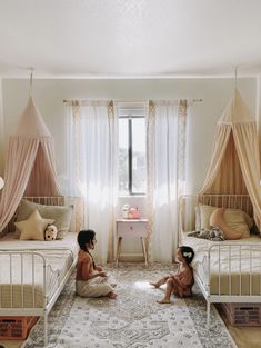 20 Best Arrangments For 2 Beds In One Small Room#StorageSolutionsForKidsRooms #SmallKidsBedroomDesign #ToddlerRoomDecor #ModernKidsRoomDesign #SharedBedroomIdeasForKids #KidsRoomFurniture #CozyKidsRoom #CreativeKidsRoomIdeas Small Sisters Bedroom Ideas, Girls Room With Twin Beds, Twin Girls Bedroom Toddler, Girls Room 2 Twin Beds, Girls Room Two Beds, Two Sisters Bedroom Ideas, Two Twin Beds Girls Room, Double Girls Bedroom Ideas, Girl Bunk Beds Room Ideas