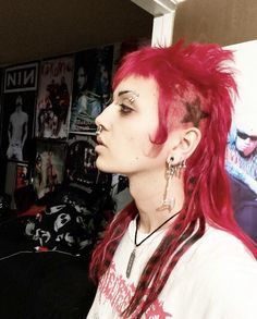 Shaved Side Hairstyles Alt, Deathhawk Down, Punk Rock Hairstyle, Curly Deathhawk, Deathhawk Long, Deathhawk Hairstyles, Punk Undercut, Coontail Hair, Punk Hair Long