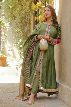 Open Shirt Designs Pakistani, Shirts Designs Pakistani, Frock Suit Design, Embroidery Organza, Simple Dress Casual, Resham Embroidery, Latest Dress Design, Pakistani Fancy Dresses, Pakistani Fashion Party Wear