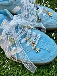 Charms On Shoe Laces, Diy Adidas Shoes, Adidas Laces Ideas, Custom Adidas Samba, Sneakers With Charms, Charms On Sambas, Decorated Sambas Adidas, Shoe Charms Sambas, Sambas With Charms