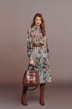 Alberta Ferretti Pre-Fall 2020 - Fashion Shows | Vogue Germany Chique Outfits, Brown Bag, Dresses 2020, Alberta Ferretti, 가을 패션, Fashion 2020, Caregiver, Pre Fall, Fall Dresses