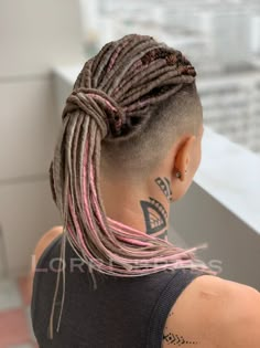 Hair Color Evolution: Trends That Have Transformed Over Time Undercut Dreadlocks, Medium To Long Haircut, Dreadlocks Diy, Hair Dye Color Ideas, Buzzed Hair Women