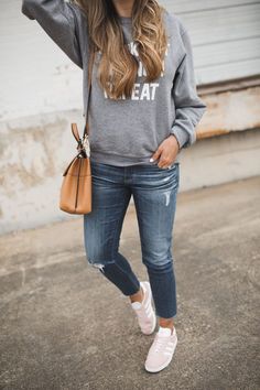 How I Style my Adidas Gazelle Sneakers Athleisure Outfits Fall, Adidas Gazelle Outfit, Stylish Spring Outfit, Look Adidas, Tennis Shoes Outfit, Dallas Fashion, Legging Outfits, Outfit Jeans, Cooler Look