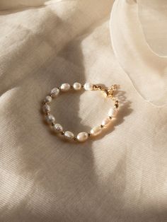 "Leah" is a bracelet made entirely by hand and in stainless steel, available in both gold and silver. It is composed of freshwater pearls and steel ✨🐚 beads * The standard length of the bracelet is 17cm and can be extended up to 20cm If you want to customize the jewel just write to me when ordering! You can fully customize its composition and length 🌷🤍 Bracelet Product Photography Ideas, Beads Bracelet Photography, Bead Bracelet Photography, Handmade Gold Pearl Bracelet, Gold Bracelet Photography, Handmade Pearl Bracelet Gift, Pearl Gold Bracelet Gift, Gold Pearl Chain Bracelet Gift, Bracelet Pictures Ideas