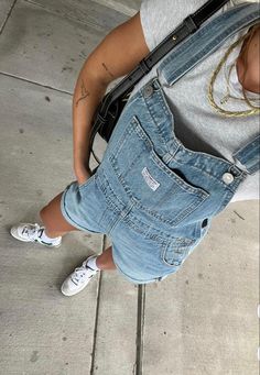 Womens Short Overalls Outfit Ideas, Summer Fits Denim Shorts, Overall Shorts Outfit Aesthetic, Shortalls Outfit Summer, Shorts Overalls Outfit, Shortalls Outfit, Denim Shortalls, Summer Uniform, Overalls Outfit