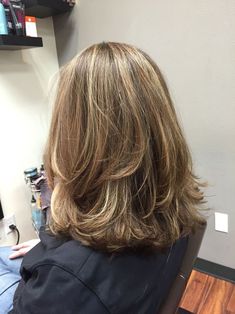 Short Hair Layers Highlights, Highlight Short Brown Hair, Layers On Short Hair Straight, Short Hairstyles With Layers Medium, Short Layered Hair Highlights, Short Hair Round Layers, 90s Layered Hair On Short Hair, Long Layers For Shoulder Length Hair, 90 Haircut Short