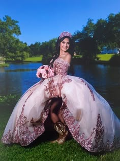 Rose Gold Quince Dress, Quince Picture Ideas, Rose Gold Quince, Quince Pictures, Vestido Charro, Quinceanera Pictures