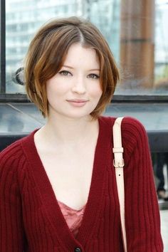 emily browning short hair - She's my twin so it should look good on me too lol Emily Browning Short Hair, Grown Out Pixie, Popular Short Hairstyles, Corte Bob, Cute Short Haircuts, Short Hair Styles For Round Faces, Mom Hairstyles