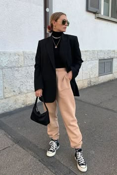 Jogger Outfit, Cute Sweatpants Outfit, Joggers Outfit, Mode Inspo, Blazer Outfits, Inspired Outfits, 가을 패션, Mode Inspiration, Winter Fashion Outfits