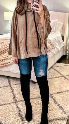 High Waisted Jeans Outfit, Black Boots Outfit, Clothing Tips, Outfit Choices, Christmas Outfit Ideas, Otk Boots, Instagram Outfits, Holiday Style