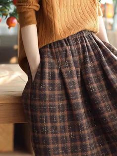 Jupe trapèze à carreaux ample et décontractée d'automne – Babakud Autumn Pattern, Autumn Casual, Vintage Plaid, Plaid Skirt, Dress With Cardigan, Plaid Skirts, Women Skirts Midi, Retro Outfits, Casual Fall