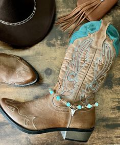 Cowgirl Boot Bracelet - Steer Head Charm with Champagne Crystals, Turquoise Beads, and Gold Metal Accents Boot Jewelry Diy Ideas, Crystals Turquoise, Shoe Bracelet, Cowgirl Bracelets, Country Girl Gifts, Turquoise Boots, Boot Charms, Boots Country, Steer Head