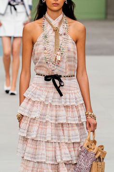 Neck Mess, House Of Chanel, Karl Lagerfeld Fashion, Chanel 2020, Chanel Resort, Fashion Chanel, Fashion Pics, Resort Fashion