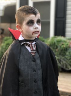 vampir kinder schminken junge mit kostüm und schminken Guys Vampire Makeup, Kids Dracula Makeup, Toddler Vampire Costume Boys, Toddler Vampire Makeup, Easy Vampire Makeup Men