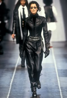 Look Gatsby, Yasmeen Ghauri, 90s Runway Fashion, Mode Chanel, Runway Fashion Couture, Runway Outfits, 90s Runway, Paris Mode, Vintage Runway