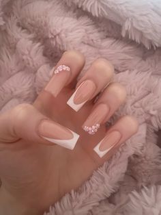 White Nails With Cute Designs, Flower Nail With French Tip, Cute And Simple French Tip Nails, Flower Nail French Tip, Nails With White French Tip, Cute Simple Medium Acrylic Nails, Quince Nails Ideas, Pink Simple Nails Design, French Tip Nail Designs Winter