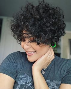 Cabelo Plus Size, Short Haircuts For Curly Hair, Curly Pixie Haircuts, Short Red Hair, Short Dark Hair, Curly Hair Types, Curly Pixie