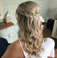 Formal Hair For Shoulder Length Hair, Grecian Hairstyles Half Up, Half Up Half Down Hair Plait, Wedding Guest Hairstyles Medium Half Up Shoulder Length, Half Up Half Down Plait, Peinados Para Graduacion Sueltos, Bridesmaid Hairstyles Down Loose Waves, Half Up Wedding Hair, Diy Wedding Hair