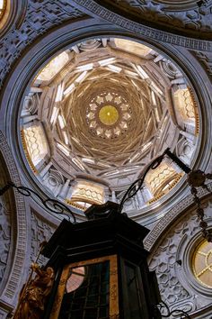 an ornate ceiling in the middle of a building