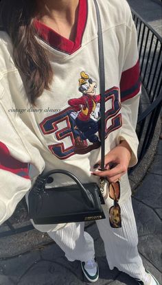 Streetwear Disney Outfit, Disney Vintage Clothes, Disney World Outfits Preppy, Winter Outfit Disneyland, Vintage Disney Outfits Women, Disneyland Outfits Character, Gen Z Disney Outfits, Elegant Disney Outfit, Vintage Disneyland Outfits